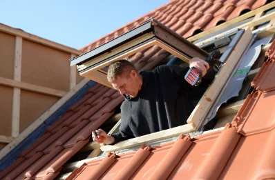 Pose de fenêtres de toit Velux à Puyrolland